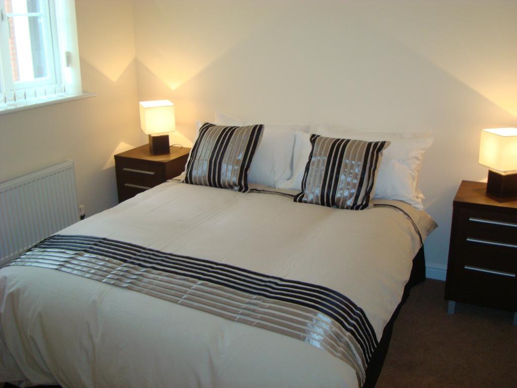 At Home In The City Serviced Apartments Newport Esterno foto